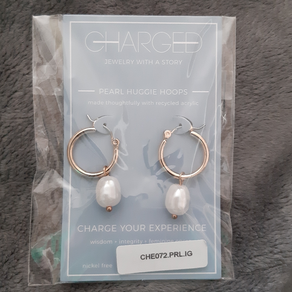 Charged Pearl Huggie Hoop Earrings Gold Tone With Removable Pearls Nwt 19$